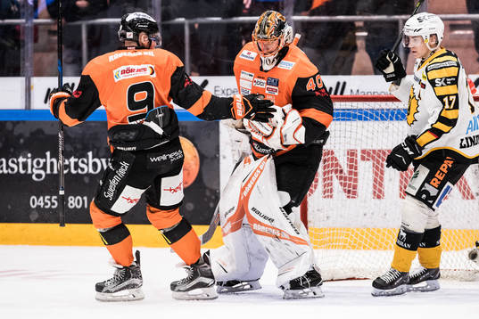Karlskronas Morten Madsen och Karlskronas målvakt Johan