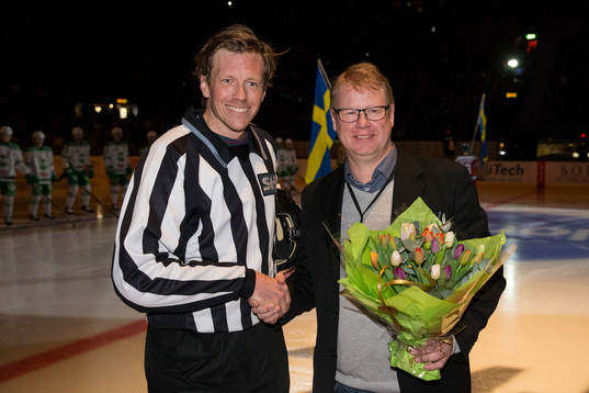 Linjemannen Henrik Pihlblad uppvaktas av supervisorn och