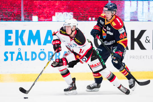 Malmö Redhawks Carl-Johan Lerby i kamp om pucken med