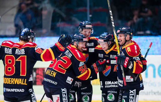 a höger) gör 3-0 och gratuleras av lagkamrater