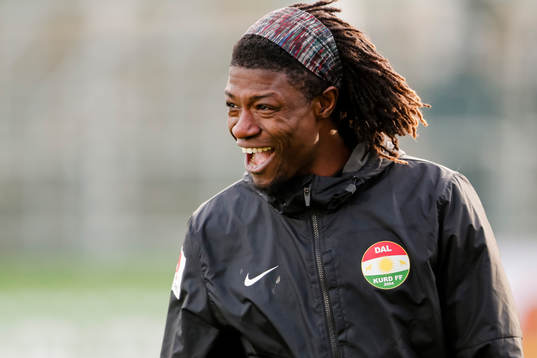 Dalkurds Mohamed Bangura värmer upp före fotbollsmatchen