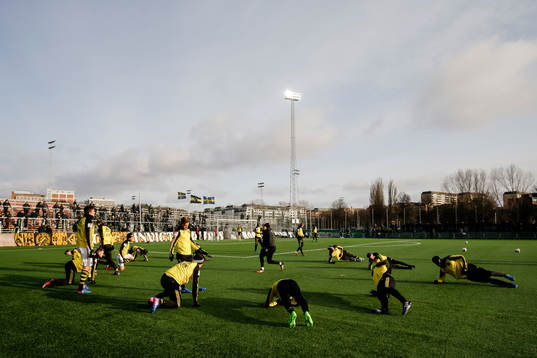 s spelare värmer upp före fotbollsmatchen i Svenska Cupen