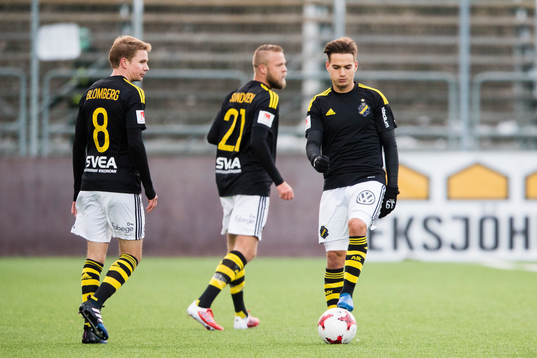 s Johan Blomberg, Daniel Sundgren och Amin Affane ser