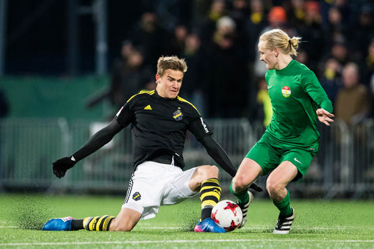 s Eero Markkanen i kamp om bollen med Dalkurds Henrik