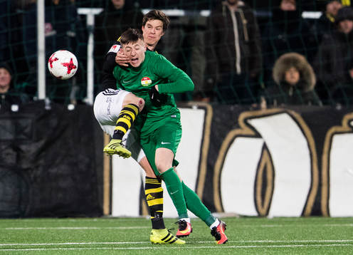 s Sauli Väisänen i kamp om bollen med Dalkurds Leonard