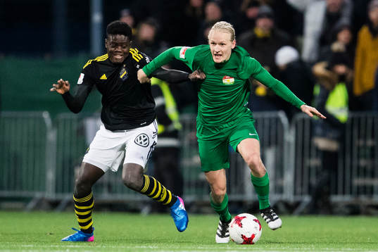 s Daniel Mushitu Mwinkeu i kamp om bollen med Dalkurds