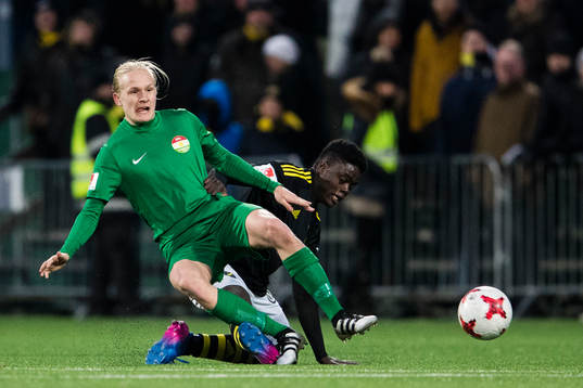 s Daniel Mushitu Mwinkeu i kamp om bollen med Dalkurds