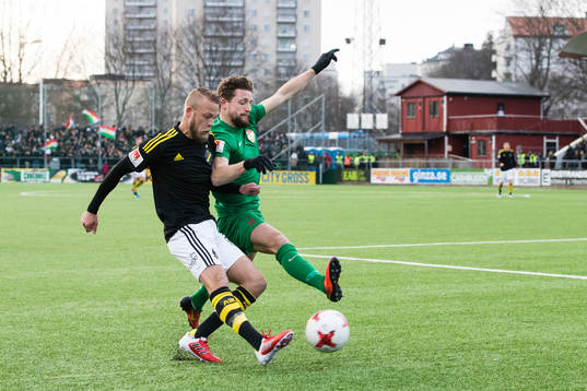 s Daniel Sundgren i kamp om bollen med Dalkurds Kujtim Bala