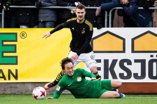 s Stipe Vrdoljak i kamp om bollen med Dalkurds Yukiya Sugita