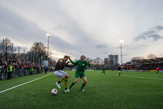 s Denni Avdic i kamp om bollen med Dalkurds Henrik Löfkvist