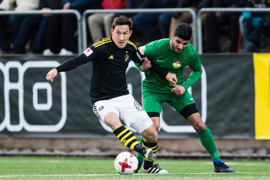 s Stefan Ishizaki i kamp om bollen med Dalkurds Rewan Amin