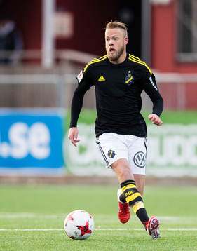 s Daniel Sundgren med bollen