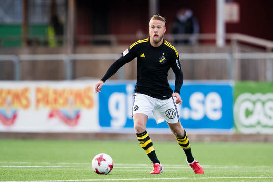 s Daniel Sundgren med bollen
