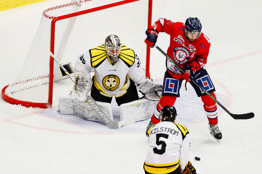 Linköpings Sebastian Karlsson oroar framför Brynäs
