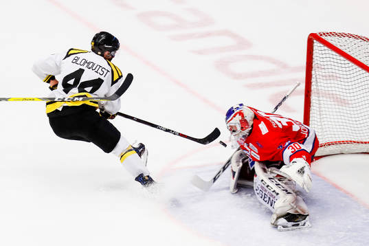 Brynäs Jacob Blomqvist med målchans på Linköpings