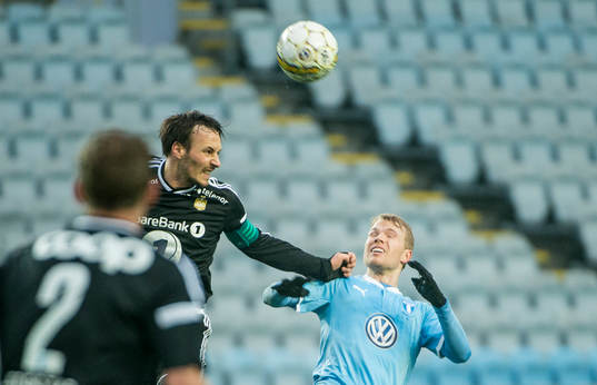Rosenborgs Mike Jensen i luftduell med Oscar Lewicki