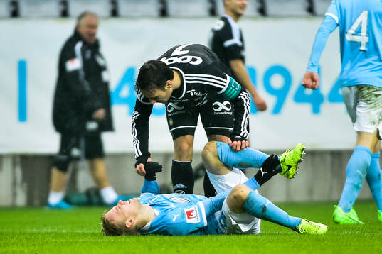 Malmö FFs Oscar Lewicki skadas och får hjälp av