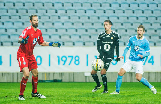 Malmö FFs målvakt Johan Wiland med bollen