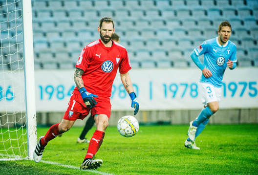 Malmö FFs målvakt Johan Wiland med bollen