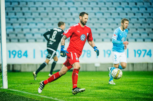 Malmö FFs målvakt Johan Wiland med bollen