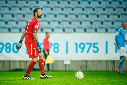 Malmö FFs målvakt Johan Wiland med bollen