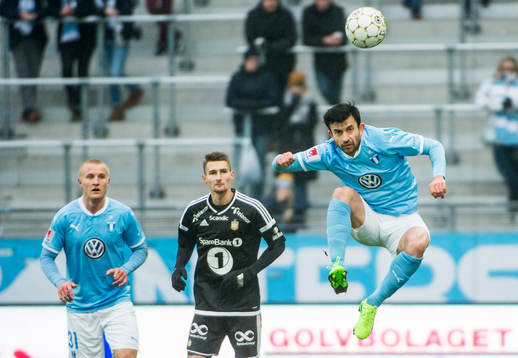 Malmö FFs Behrang Safari gör luftakrobatik framför Franz