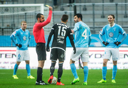 Domaren Mohammed Al-Hakim ger Rosenborgs Elbasan Rashani