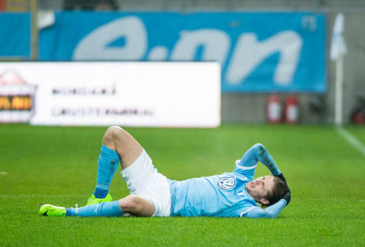 Malmö FFs Pawel Cibicki tar sig för huvudet på gräset