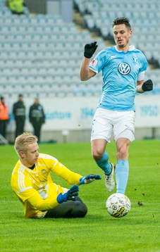 Malmö FFs Markus Rosenberg mot Rosenborgs målvakt Arild