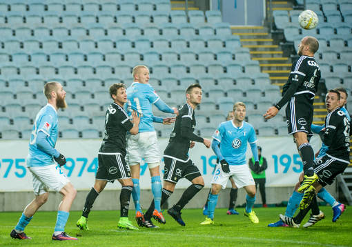 Rosenborgs Tore Reginiussen nickar bollen i ett hav av