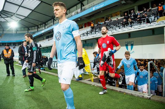 Markus Rosenberg och målvakt Johan Wiland kommer in på