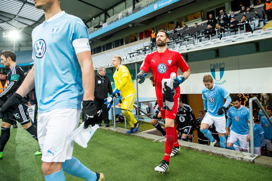 Målvakt Johan Wiland kommer in på planen innan