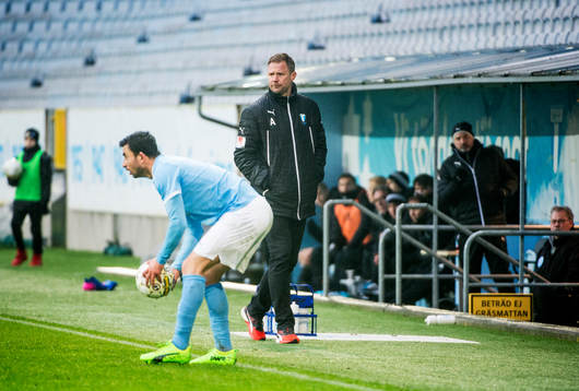Malmö FFs tränare Magnus Pehrsson deppar bakom Malmö FFs