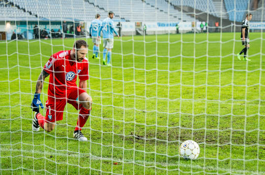 Malmö FFs målvakt Johan Wiland deppar