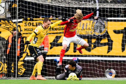 Elfsborgs målvakt Kevin Stuhr Ellegaard räddar målchans