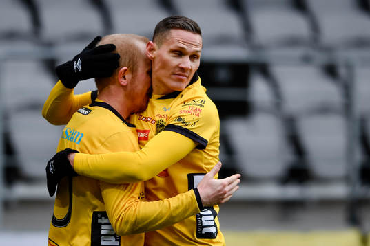 Elfsborgs Jon Jönsson och Simon Lundevall jublar