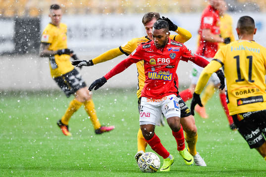 Falkenbergs Enok Kwakwa och Elfsborgs Simon Olsson