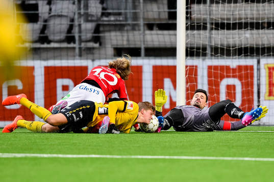 Elfsborgs målvakt Kevin Stuhr Ellegaard  och Jon Jönsson