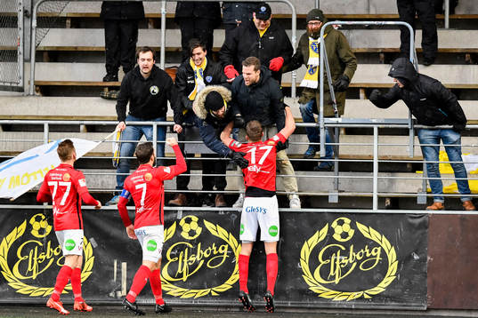 Falkenbergs Erik Pärsson jublar med publiken