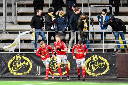 Falkenbergs Jesper Karlsson jublar med publiken