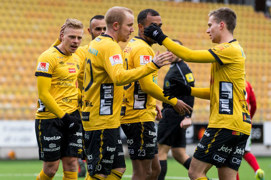 Elfsborgs Per Frick (v) jublar