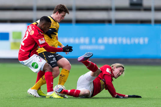 Kamp mellan Elfsborgs Simon Olsson och Falkenbergs Enok
