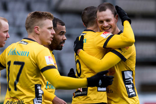 Elfsborgs Jörgen Horn kramar om Jon Jönsson som gjort 2-0