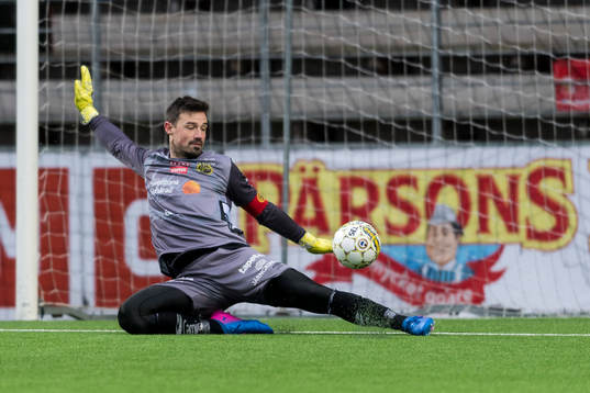 Elfsborgs målvakt Kevin Stuhr Ellegaard räddar skott
