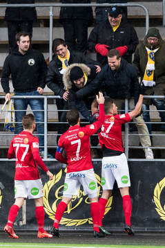 Falkenbergs Erik Pärsson jublar med supportrar