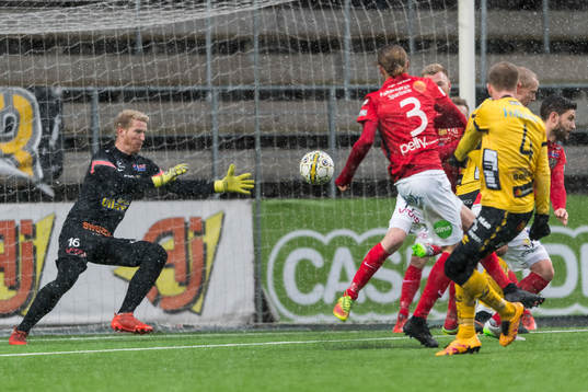 Elfsborgs Anders Randrup (rygg mot kameran) gör mål bakom