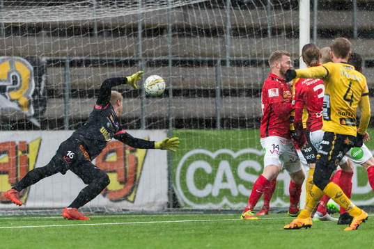 Elfsborgs Anders Randrup (rygg mot kameran) gör mål