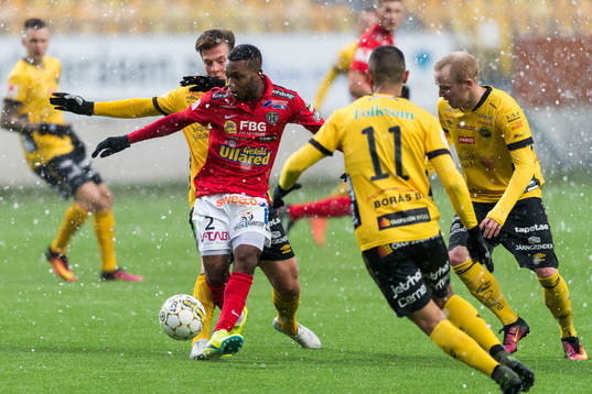 Falkenbergs Enok Kwakwa och Elfsborgs Simon Olsson