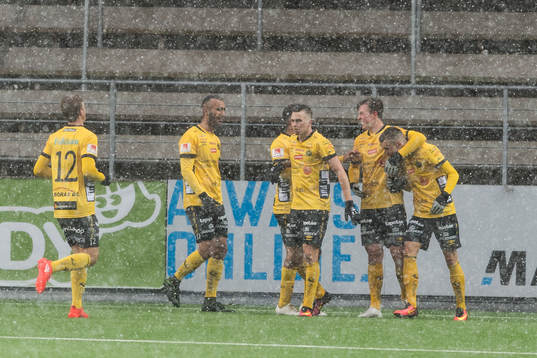 Elfsborgs Arjan Kabashi (h) jublar