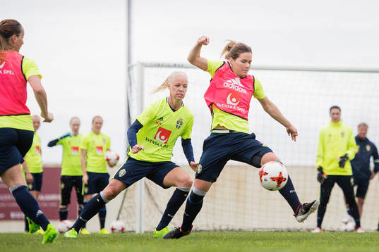 Sveriges Caroline Seger och Hanna Folkesson